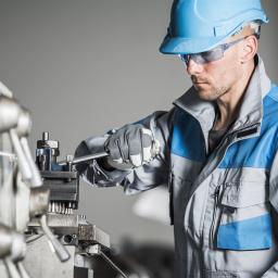 Ein Mechatroniker arbeitet an einer Maschine