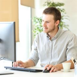 Ein Verwaltungsfachangestellter arbeitet an seinem Arbeitsplatz