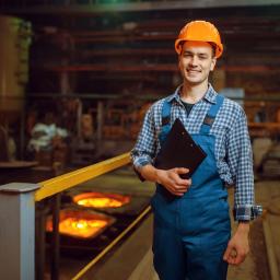 Ein Gießereimechaniker steht in der Werkstatt