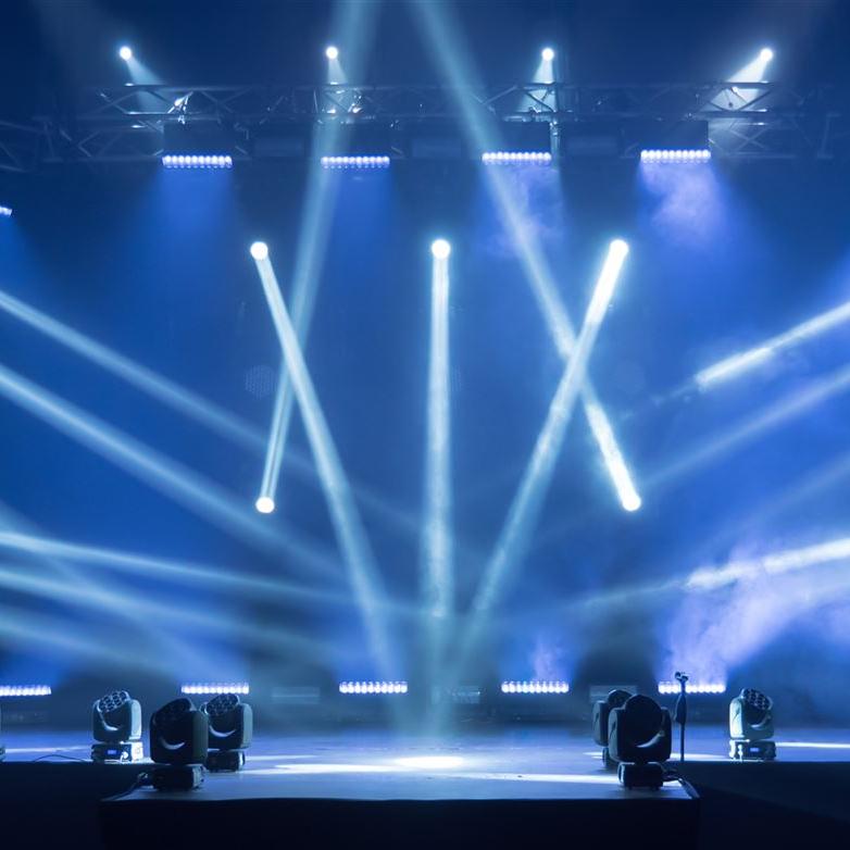 Helle Scheinwerfer beleuchten die Szene eines Bühnenbildes