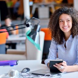 Eine junge Bürokauffrau sitzt an ihrem Arbeitsplatz 