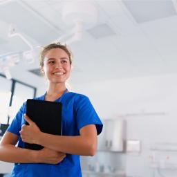 Eine medizinische Fachangestellte mit einer Patientenakte in der Hand 