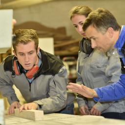 Holztechnik-Studierende in der Werkstatt bei einer Anleitung
