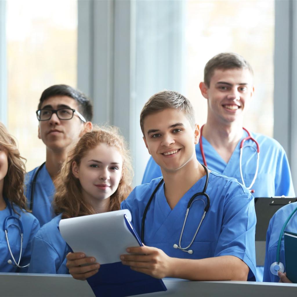 eine Gruppe von Studierenden lächelt freundlich in die Kamera