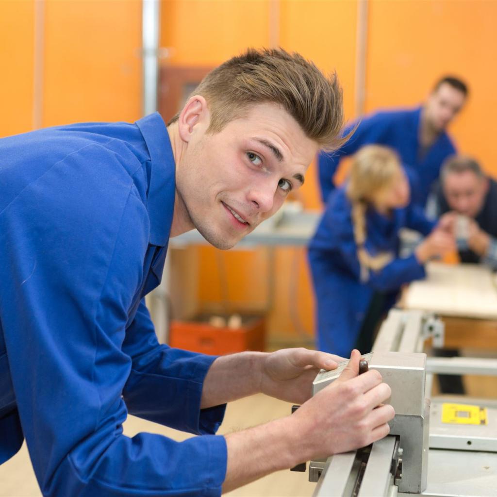 Ein Holzbearbeitungsmechaniker arbeit an seinem Werkstück